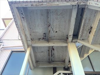前橋市三河町マンション階段塗装工事踊り場裏