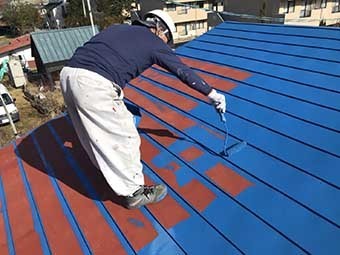 草津町ペンション 上塗り中