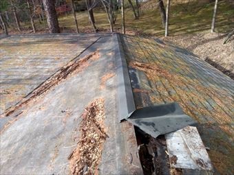 吾妻郡東吾妻町別荘屋根の棟板金の破損