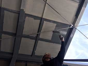 前橋市 屋上看板の鉄骨上塗り作業
