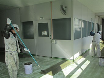 太田市工場床下塗り作業②