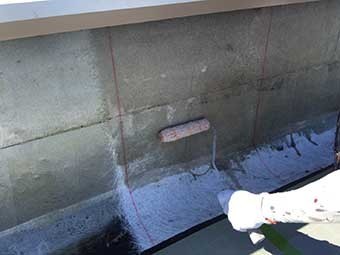 前橋市 屋上防水 立ち上がりガラスマット貼り付け