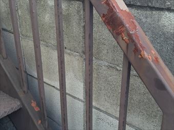 前橋市箱田町外階段の手すりのサビ