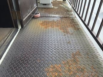 前橋市箱田町ベランダ鉄板のさび