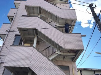 前橋市三河町マンション階段塗装