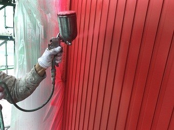 高崎市倉賀野町で外壁ガルバリウム面の中塗り作業