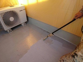 高崎市倉賀野町の外壁サイディングのお宅でベランダFRP防水工事の下塗り