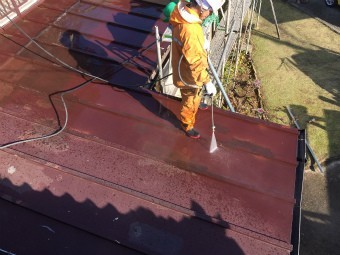 伊勢崎市鹿島町の大きなお宅でトタン屋根の洗浄作業