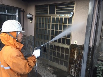 伊勢崎市鹿島町大きなお宅の外壁の洗浄作業