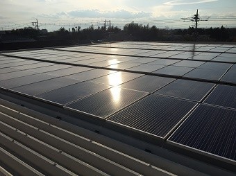 伊勢崎市波志江町でソーラーパネル下にある屋根の部分塗装工事の着工前
