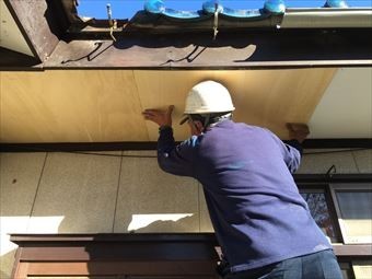 前橋市総社町で青い瓦屋根のお宅で軒天の上貼り作業