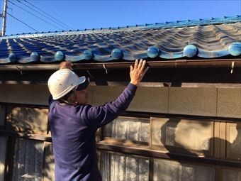 前橋市総社町で青い瓦屋根のお宅で雨樋取り付け