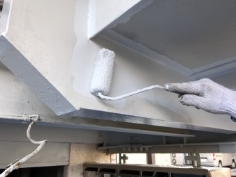 前橋市三河町マンション階段裏塗装2