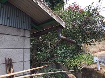 切れた雨樋