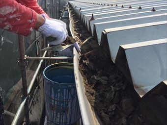 みどり市笠懸町工場雨樋掃除中1