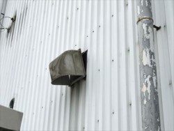 藤岡市立石町P工場様外壁の換気扇外れる