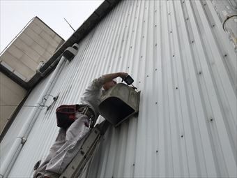 藤岡市立石町P工場様外壁の換気扇フードハシゴ取付中