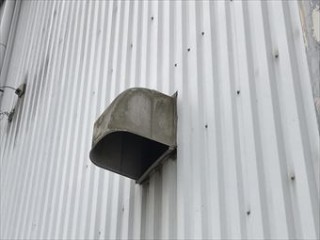 藤岡市立石町P工場様外壁の換気扇フードハシゴ取付完了
