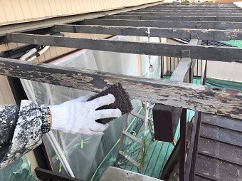 伊勢崎市鹿島町で波板を剥がした後のテラスをケレン