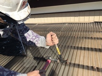 伊勢崎市鹿島町でテラスの屋根の波板を剥がしています