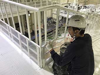 工場内の手すり塗装中
