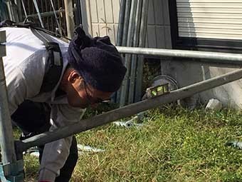 足場組み立て中