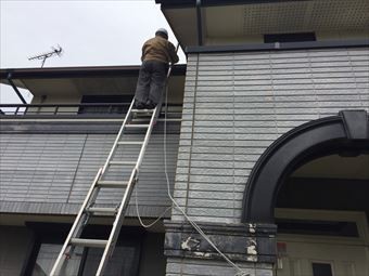 伊勢崎市市場町屋根ハシゴで点検