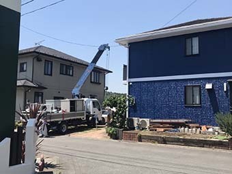 安中市松井田町 屋根カバー クレーンで資材搬入