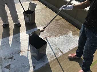 前橋市 ビル屋上FRP防水 二層目貼り付け