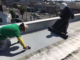 前橋市屋上防水 一層目のシート貼り付け