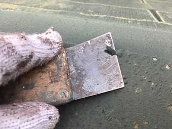 屋根の棟板金塗装前旧塗膜の膨れ