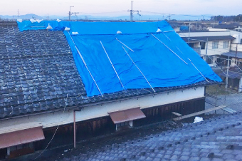 地震で被災した屋根