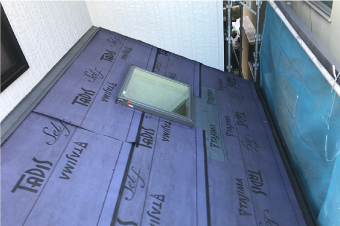 天窓周辺の防水紙は遅延粘着型のタディスセルフを使用