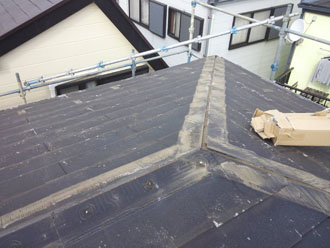 棟板金を撤去した屋根