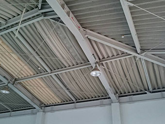 幼稚園の体育館の天井
