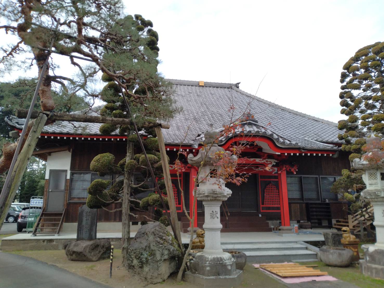 伊勢崎市のお寺にて木部の染み抜き作業と塗装工事を行いました