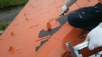 高崎市貝沢町で六角形の屋根のお宅で中塗りローラー作業