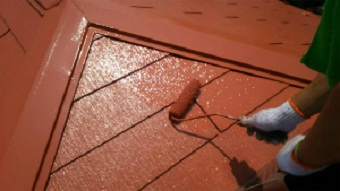 高崎市貝沢町で六角形の屋根のお宅で上塗り作業