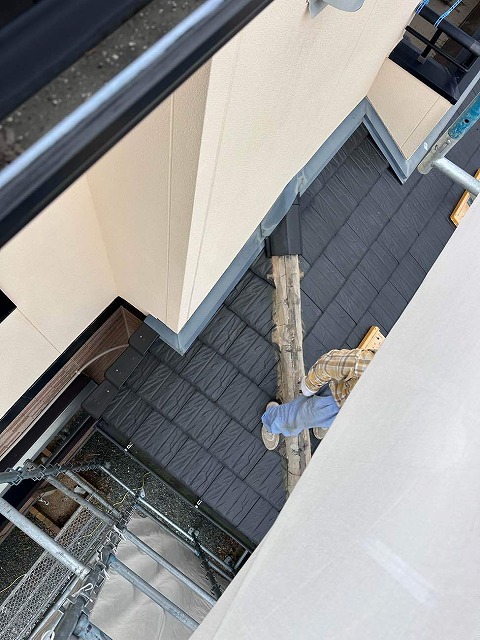 足場設置後、屋根上で安全動線を確保しながら作業開始