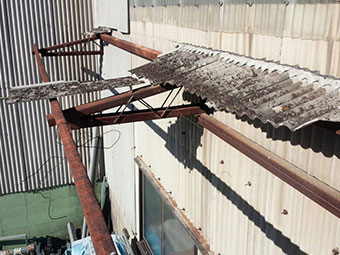 前橋芳賀工業団地の工場破損した屋根