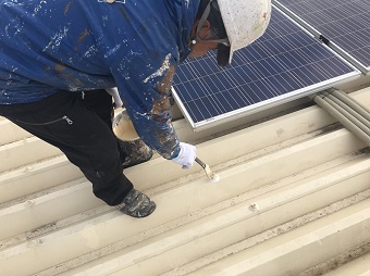 伊勢崎市波志江町でソーラーパネルを撤去し屋根のビス周りの塗装
