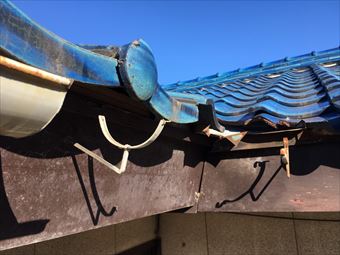 前橋市総社町で青い瓦屋根のお宅の雨樋を撤去