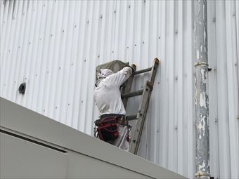 藤岡市立石町P工場様外壁の換気扇フードハシゴで作業