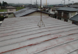 錆びて色褪せた金属屋根塗装前